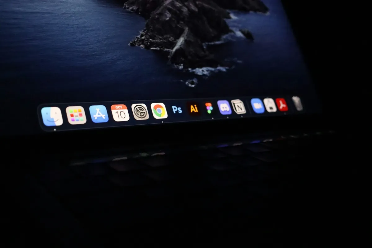 Dock d'un MacBook avec les icônes Photoshop, Illustrator et autres outils de création graphique