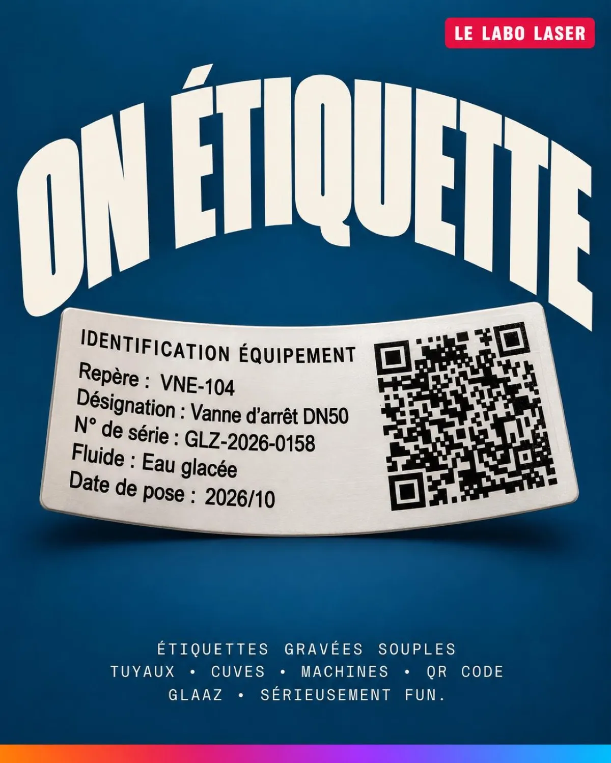 Étiquette gravée souple argentée, légèrement courbée, avec repère VNE-104, vanne d'arrêt DN50, eau glacée et un QR code