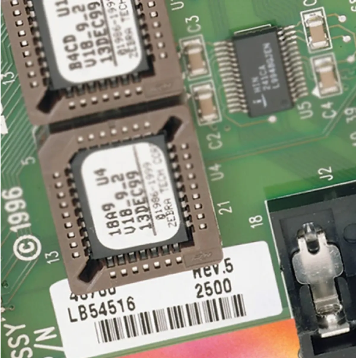 Micro-étiquette gravée laser sur circuit électronique, traçabilité composants de précision