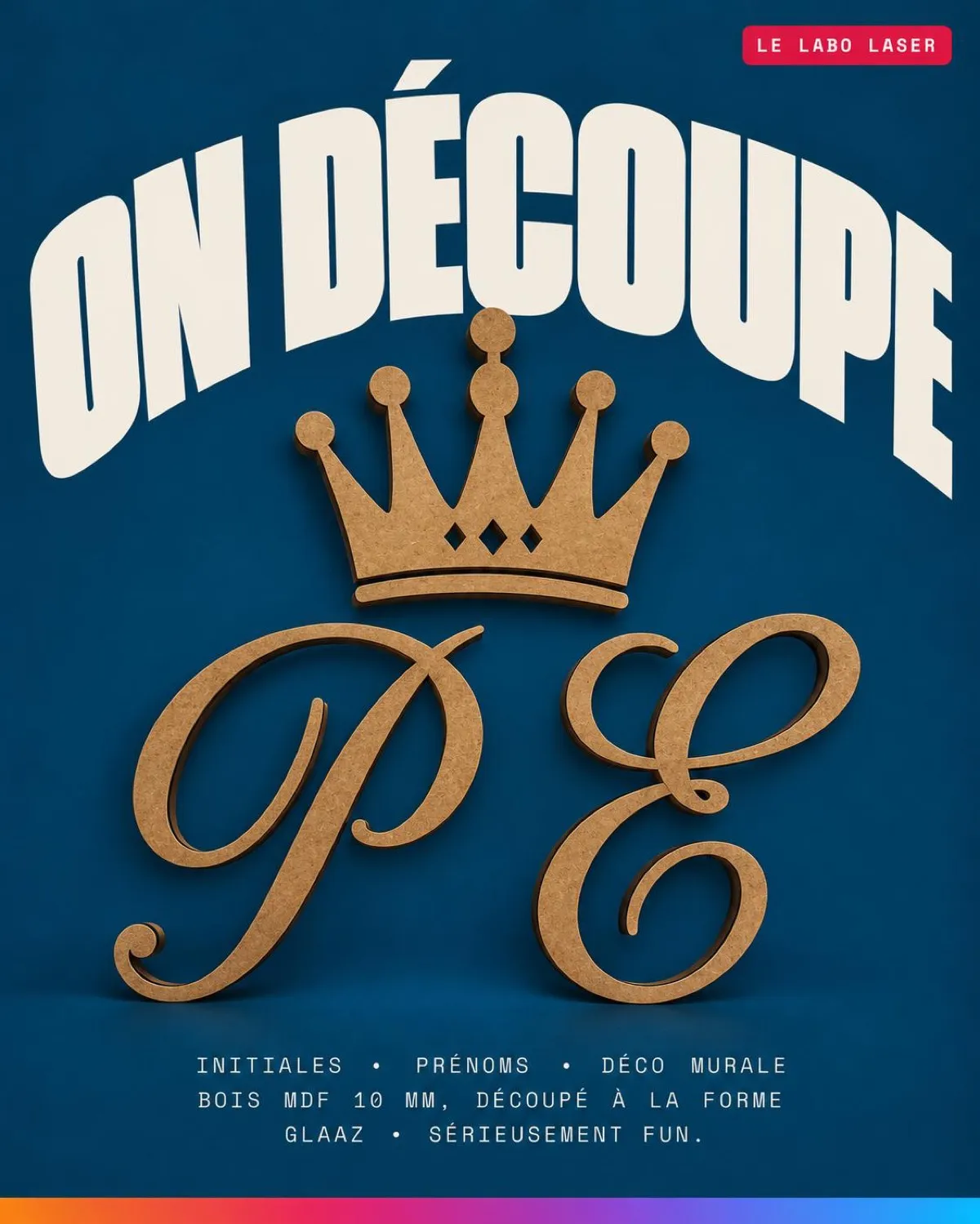 Initiales P et E en lettres cursives découpées dans du bois MDF de 10 mm, surmontées d'une couronne en bois, sur fond bleu