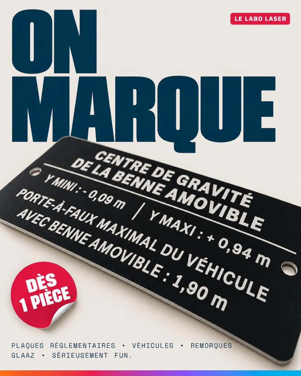 Plaque en aluminium anodisé noir gravée en blanc : centre de gravité de la benne amovible, Y mini −0,09 m, Y maxi +0,94 m, porte-à-faux maximal du véhicule 1,90 m