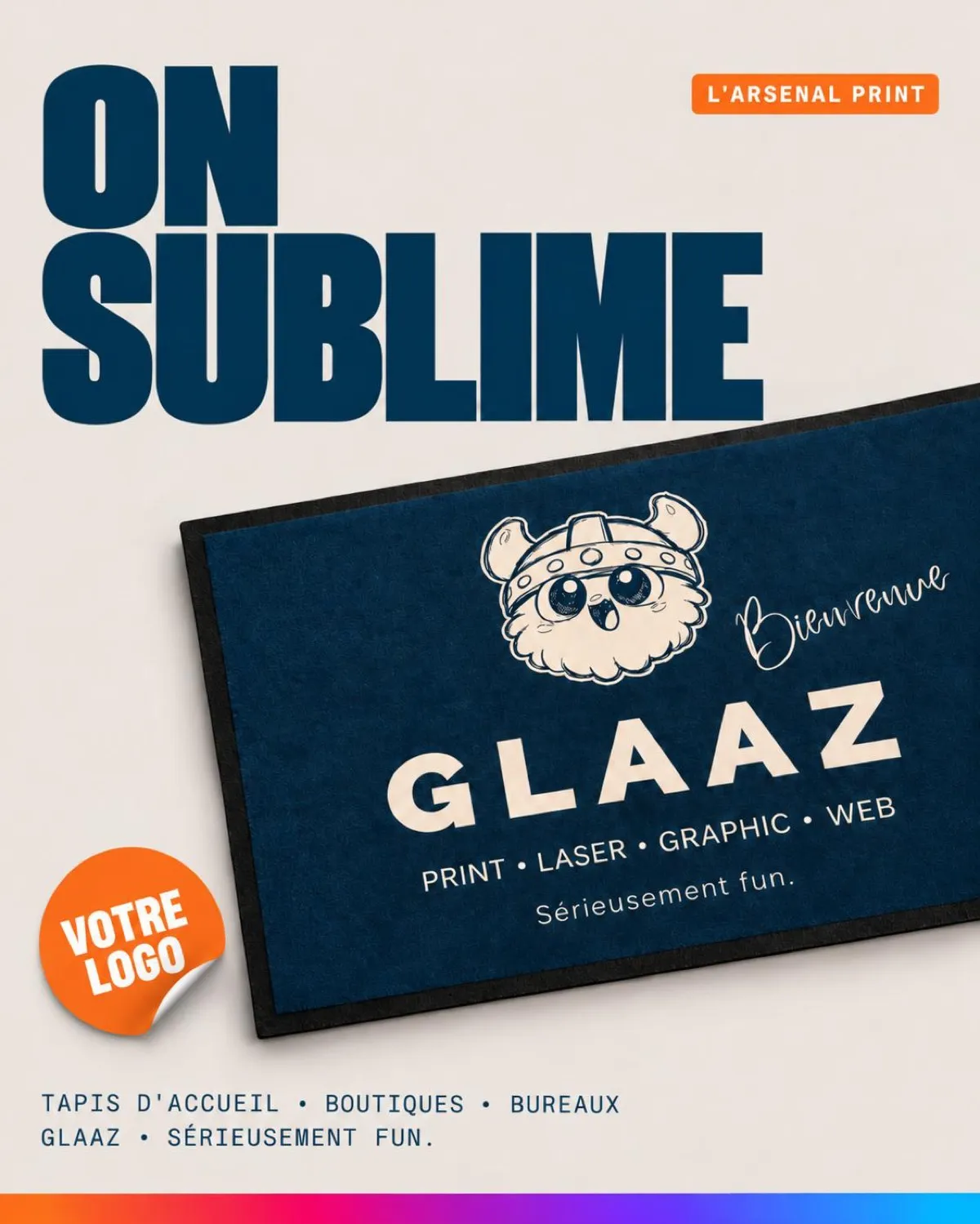 Tapis d'accueil bleu marine personnalisé avec la mascotte Vik, le logo GLAAZ, le mot Bienvenue et le slogan Sérieusement fun, posé sur un sol clair