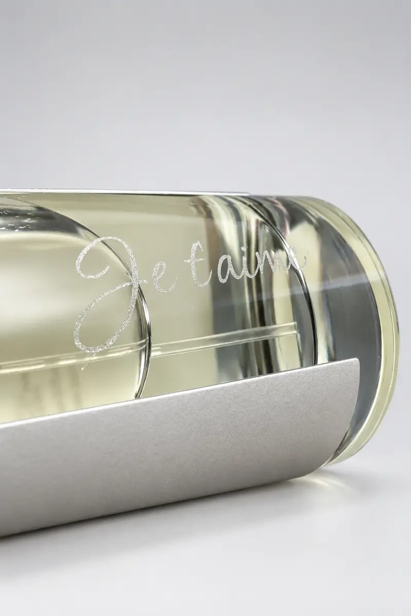 Message gravé au laser sur un objet en verre
